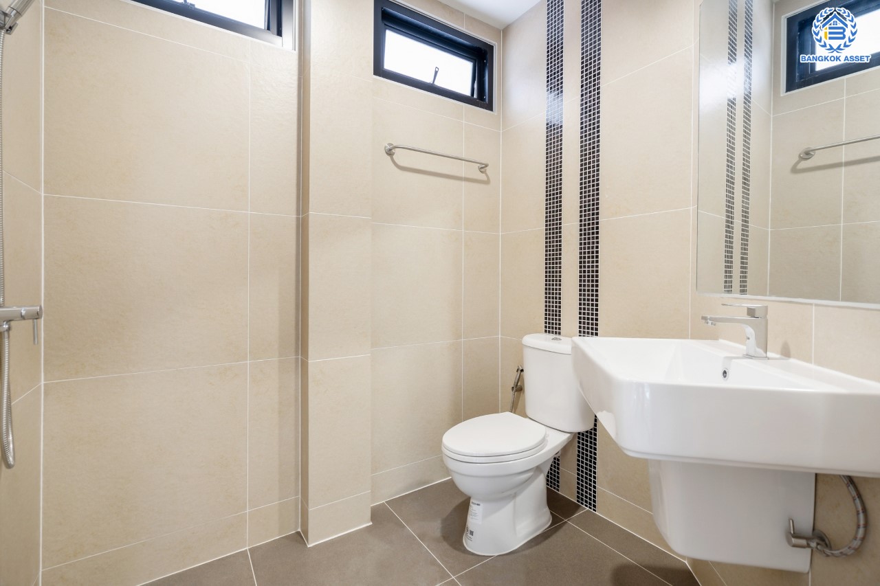 บ้านมือสองตกแต่งใหม่ ม.กฤษดานคร16-17 บรมราชชนนี-พุทธมณฑลสาย3 เนื้อที่ 60 ตร.ว. ฟังก์ชัน 4 ห้องนอน 3 ห้องน้ำ 1 ห้องอเนกประสงค์ จอดรถได้ 2 คัน บนทำเลศักยภาพ เชื่อมต่อเมืองอย่างรวดเร็ว ใกล้ทางคู่ขนานลอยฟ้าบรมราชชนนี ม.มหิดล เซ็นทรัลศาลายา และทางด่วน ฯลฯ...